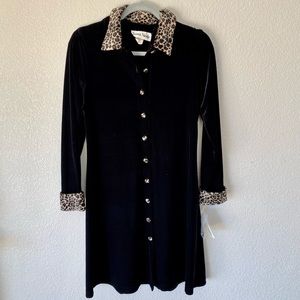 NWT black velvet with fabulous feline buttons & trim!😻 Size small.Size 6.